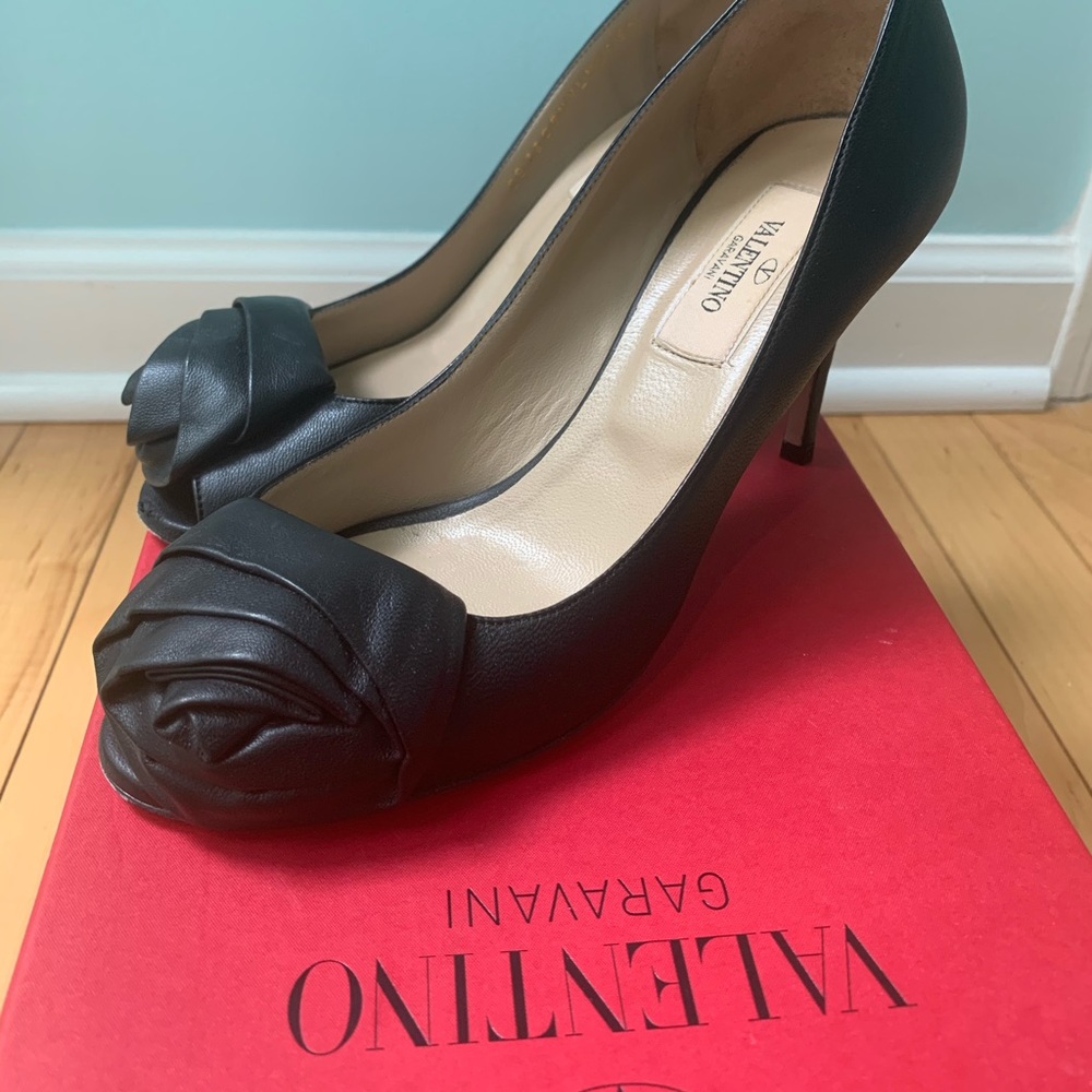 Valentino Size 6 Black Heels